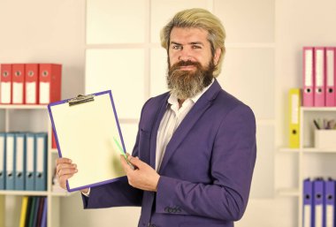 İş adamları konsepti. Sakallı adam not alıyor. Belgeleri tutan kendine güvenen bir iş adamı. Dosyası olan bir iş adamı. Kontrol ve teftiş. Proje müdürü. Denetleyici müfettiş