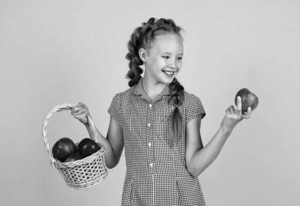 Παιδί κατέχει υγιή φρούτα μήλου για φυσική διατροφή βιταμινών, ενώ δίαιτα, χορτοφάγος — Φωτογραφία Αρχείου