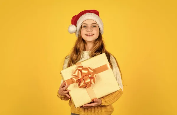 Recibiendo regalos. Niño recogiendo regalos para la familia. Pequeña linda chica preparando regalos de vacaciones. Niña alegre sostiene la caja de regalo. Regalos de Navidad para niños. Satisfecho con la compra. Día de compras —  Fotos de Stock