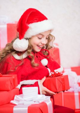 Noel hediyelerini keşfedin. Yılbaşı hediyelerini açıyorum. Yeni yıl tatili geleneği. Çocuk yılbaşı hediyesini açacağı için heyecanlı. Kız Noel 'i kutluyor. Noel Baba ona hediye getirmiş. Kış mutluluk kavramı