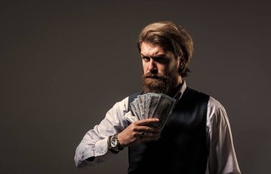 Zengin adam parayı elinde tutar. Parasal başarı, gizli servis kavramı.