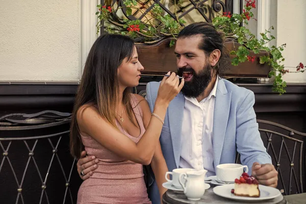 Anniversaire de famille. des sentiments purs. homme barbu hipster étreinte femme sexy. Un mec embrasse sa copine au café. couple amoureux. ressentir la romance. première rencontre. vibes du matin. célébrer des vacances romantiques — Photo