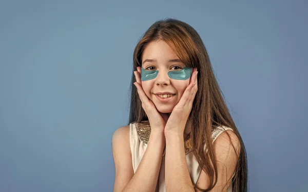 Concept de beauté naturelle. peau saine et tendre. problème de peau chez les adolescents. adolescent fille utiliser un bandeau oculaire. enfant heureux avec masque facial. cosmétiques coréens. enfant gai avec des patchs de collagène de vitamine — Photo