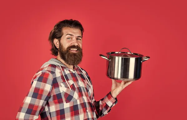 Hombre guapo maduro con camisa a cuadros sostenga la cacerola para cocinar alimentos, cena —  Fotos de Stock