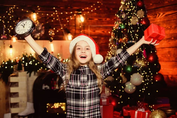 O melhor presente de Natal. Menina de chapéu vermelho. Dia das compras. Feliz Ano Novo. Criança duende. Árvore de Natal. Compras de férias. A menina do Pai Natal. Compras de Natal. Tempo de Natal. Venda de compras — Fotografia de Stock