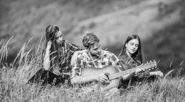 Pique-nique romantique dans un camp touristique. chansons de feu de camp. groupe de personnes passent du temps libre ensemble. camping familial. aventure de randonnée. heureux amis hommes et filles avec guitare. amitié. Se sentir à l'aise — Photo