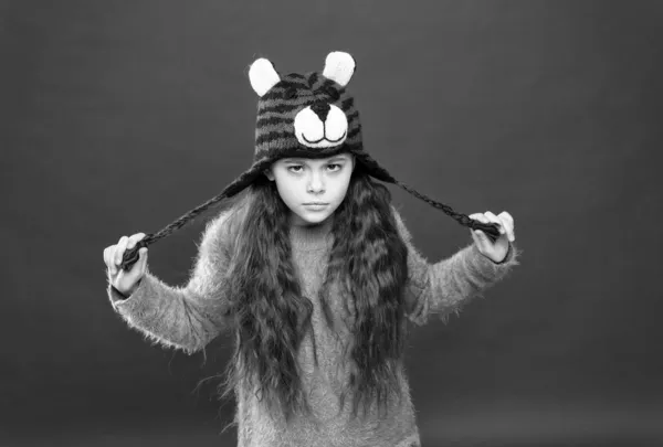 Senza umore. elegante ragazza adolescente con i capelli lunghi in paraorecchie. moda per bambini invernali. infanzia felice. attività di tempo di Natale. vacanza divertente. accessorio stagione fredda. bambino serio in abiti caldi — Foto Stock