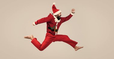 Yeni yıl eğlencesi. Noel Baba Ctlaus şapkalı. Acele et de Xmas alışverişine gidelim. Noel kostümü giymiş sakallı bir adam. Özgürlük kavramı. Mutlu erkeğin tuhaf bir görünüşü var. kış tatili partisi