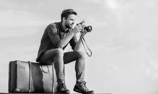 Fuel your soul with travel. traveler wait car. fashion style. looking trendy. macho man with camera on baggage. capture adventure. journalist. photographer in glasses. sexy man touristic reporter — Stock Photo, Image