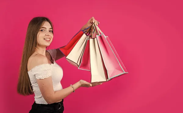 Счастливая девушка подросток держит много сумок для покупок, копировальные места, скидки — стоковое фото