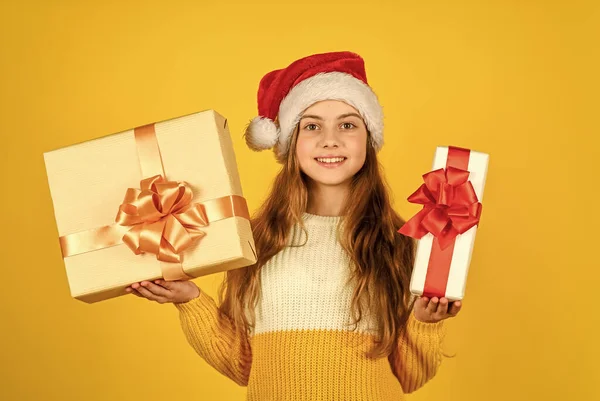 Julklappar till barn. Nöjd med köpet. Köpdag. Barn plockar presenter till familjen. Liten söt flicka förbereder julklappar. Tar emot presenter. Ung liten glad flicka hålla presentförpackning — Stockfoto