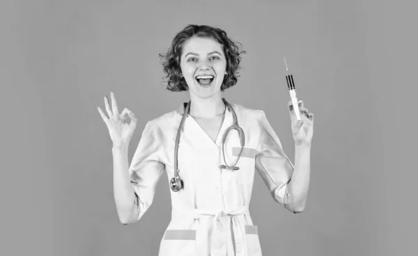 Liquid drug or narcotic. Health care in hospital. Doctor filling a syringe. The concept of vaccination. no coronavirus. Medicine plastic vaccination equipment with needle. Nurse or doctor. ok gesture — Stock Photo, Image