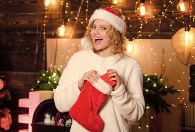 Çoraplar Noel çorabı denen eğlenceli şeylerle dolu. Noel çorabınızı alın ya da örün ve onları özel hediyelerle doldurun. Kadın kırmızı çorabı tut. Yeni yıl kutlaması