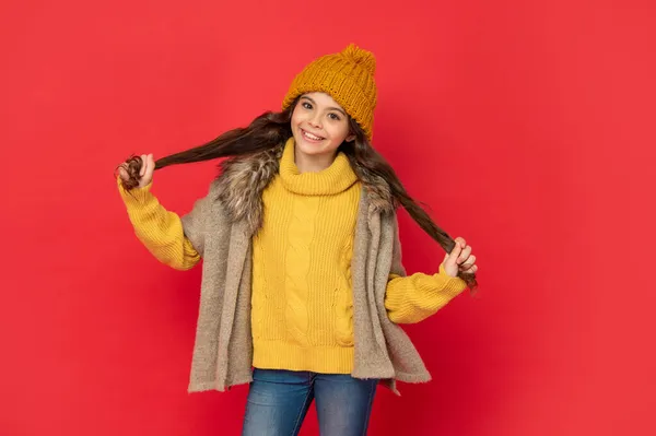 겨울 패션. 모자쓴 곱슬머리의 행복 한아이. 여성 패션 모델. 뜨개 질을 하는 십 대 소녀. — 스톡 사진