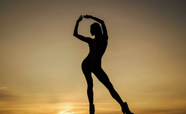 Σιλουέτα αισθησιακής γυναίκας που χορεύει το σούρουπο, φαντασία — Φωτογραφία Αρχείου