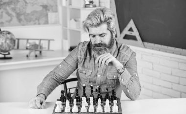 Yenilgiyi nezaketle karşıla. Adam satranç taşını tutuyor. Satranç stratejisi geliştiren konsantre bir adam. Arkadaşımla masa oyunu oynuyorum. Satranç turnuvasında taşları hareket ettiriyor. satranç tahtasındaki taşları