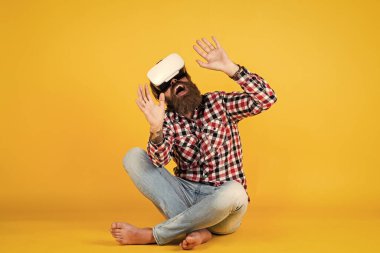 O kadar gerçek ki. Bir programlama projesi üzerinde çalışıyorum. VR kulaklık kullanan bir adam. Sakallı hippi modern teknoloji kullanır. Sanal gerçeklik gözlüklü bir adam. Dijital gelecek ve yenilik. dijitalleştirme