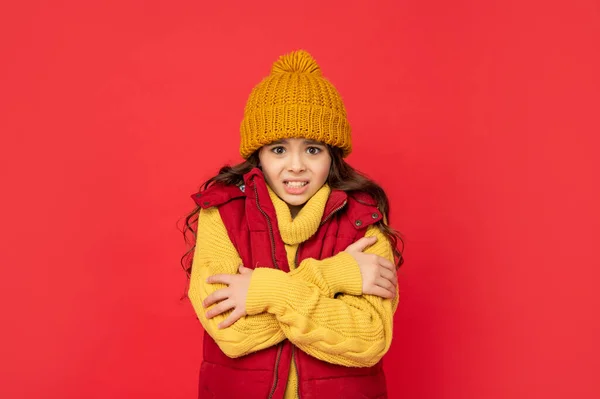 Vrouwelijk modemodel. Tienermeisje in donzen vest. portret van een kind in warme kleren. — Stockfoto