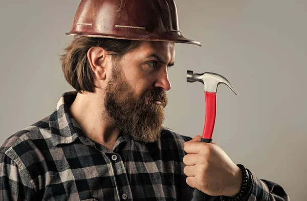 Профессиональный выбор Красивый мужчина-рабочий. мужчина в форме с молотком. Builder with tool — стоковое фото