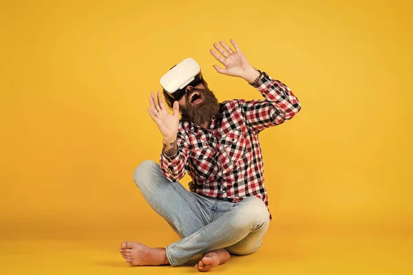 É tão real. Trabalhando em um projeto de programação. homem usando fone de ouvido VR. hipster barbudo usar tecnologia moderna. homem com óculos de realidade virtual. Futuro digital e inovação. digitalização — Fotografia de Stock