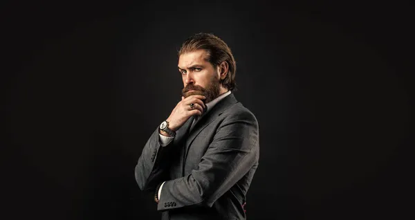 Estilo de vida oficial do escritório. Homem barbudo sério. homem bonito e bem sucedido em terno caro. Ele está de camisa. homem de sucesso elegante em terno posando. Os homens de negócios usam fato. ilusionista — Fotografia de Stock