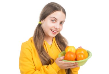 Beyazlar içinde izole edilmiş vitamin dolu narenciye meyveli neşeli bir çocuk.