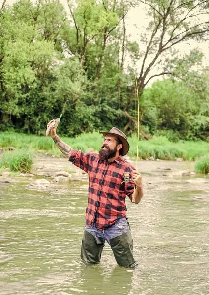 Любіть свій HObby More. хобі та спортивна діяльність. бородатий рибалка у воді. дорослий чоловік літає на риболовлю. людина ловить рибу. літні вихідні. Щаслива риболовля. рибалка показує рибальську техніку використання стрижня — стокове фото