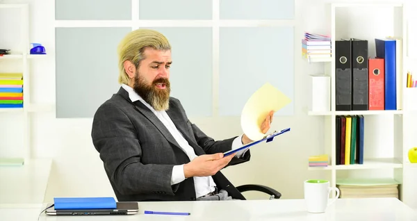 Πορτρέτο του γενειοφόρου που κάθεται στο γραφείο του. Με αυτοπεποίθηση κτηνώδης επιχειρηματίας. Κομψός επιχειρηματίας που αναλύει δεδομένα στο γραφείο. Επαγγελματικά γραφεία. Καραντίνα κατά τη διάρκεια ιογενούς λοίμωξης — Φωτογραφία Αρχείου