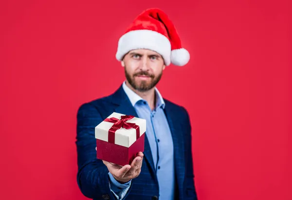 Xmas presente caixa na mão do homem comemorar festa de Natal, foco seletivo, compras de Natal. — Fotografia de Stock