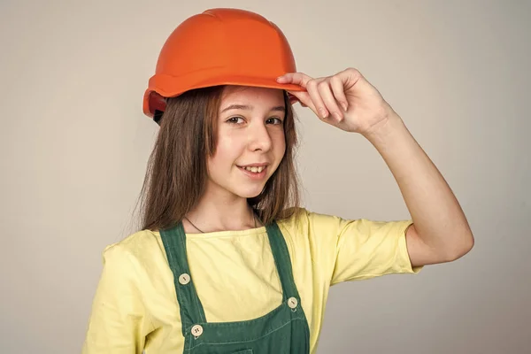 保護ヘルメットの10代の少女労働者と灰色の背景の制服ようこそ — ストック写真