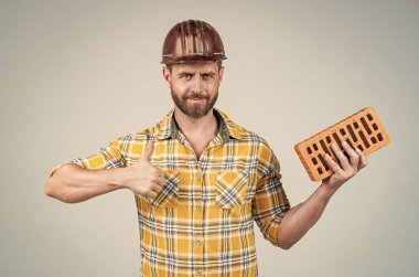 İnşaatçı başarının tadını çıkarır. Tuğlalı adam mimar. Adam işçi üniforması giyiyor. Kasklı yakışıklı bir müteahhit. Olgun adam kareli gömlek giyer. Profesyonel inşaatçı ya da tamirci. İnşaat mühendisi