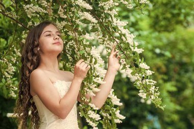 Göz kamaştırıcı bir yaz parkı çiçekli arka plan, düğün günü konsepti.