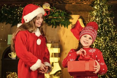 Noel hediyesini açıyorum. Arkadaşlık. Mutlu çocuklar için hediye kutusu. Noel alışverişi zamanı. Mutlu yıllar. İki kız kardeş Noel 'de birbirlerine hediye verirler. Odada küçük Noel Baba kızları var. Aile bayramı kutlaması