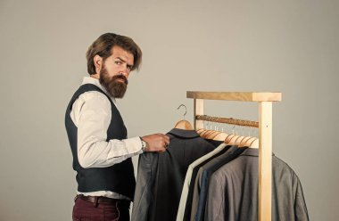 Adam içeride iş elbisesi sipariş ediyor. Terzi ölçer adamım. Çalışma alanında şık bir adam. Moda tasarım stüdyosu. Erkek moda tasarımcısı. Bireysel insan eli ölçer. Müşteriden iyi geri bildirim