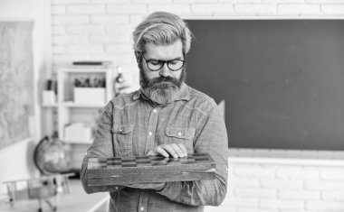 Satranç hatalara karşı mücadeledir. Masa oyunu. Satranç oynayan adam. Entelektüel oyun. Satranç dersi. Strateji fikirleri. Turnuvada öğretmen. Başarı oyunu. Strateji konsepti. Yönetim ve liderlik