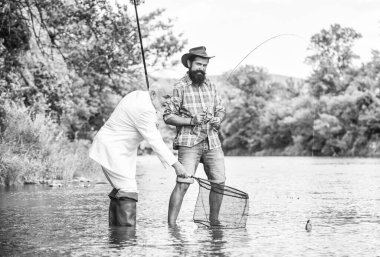 Doğal ortamda rahatla. Yaz tatili. Aile günü. Balıkçı takımı. Arkadaşlar balık tutuyor. Mükemmel bir hafta sonu. Başarılı bir yakalayış. Zarif sakallı adam ve vahşi hippi balıkçılığı. Hobi ve eğlence