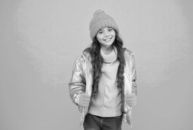 Kış tatili ve tatili rahat ve sıcak, örgü örülmüş bir moda içinde geçirmeye hazır gülen genç kız.