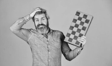 Beyin egzersizi. Satranç figürleri. Entelektüel oyunlar. Zeki sakallı hippi. Bilişsel beceriler. Oyun stratejisi konsepti. Satranç dersi. Öğretmen satranç yarışması. Masa oyunu. Satranç oynayan adam
