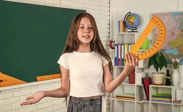 Flicka i klassrummet skolan med gradskiva matematik verktyg linjal, geometri utbildning — Stockfoto