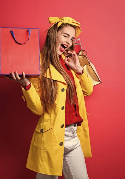 Flört lány sárga kabátban hold bevásárló táskák, fekete péntek — Stock Fotó