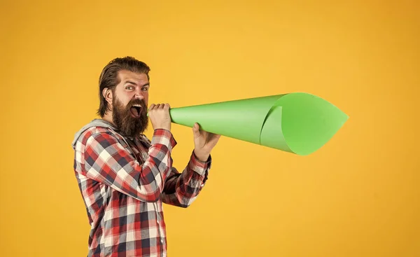 Hipster mâle avec les cheveux toilettés à la mode et la barbe parler dans haut-parleur, promo — Photo