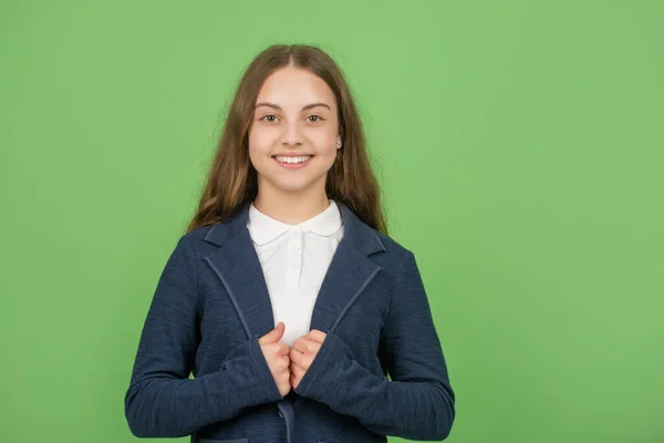 Criança feliz no fundo verde. expressar emoções. espaço de cópia. Menina adolescente. voltar para a escola. — Fotografia de Stock