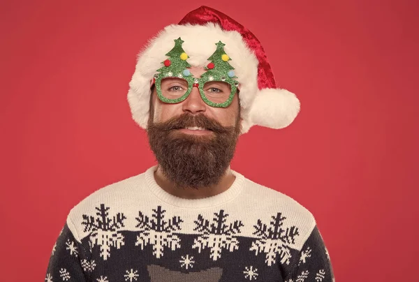 Barbu santa claus homme avec moustache porter chapeau et pull tricoté pour fête de Noël, plaisir de vacances — Photo