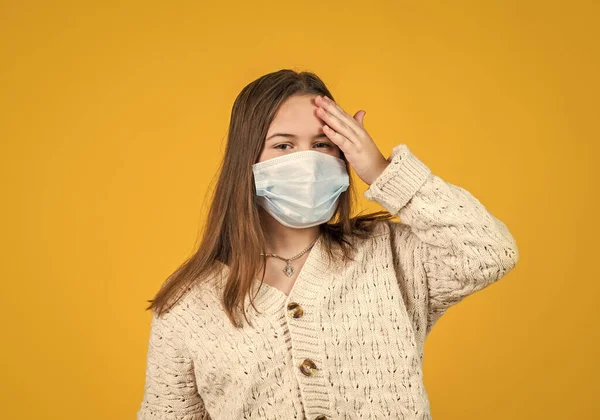 Ασθενή παιδί που φοράει μάσκα αναπνοής. προστατευτικά στοιχεία ασφαλείας κατά τη διάρκεια επιδημικής έξαρσης του ιού της στέψης. πονοκέφαλος σύμπτωμα covid 19. κορίτσι ανάγκη igg δοκιμή ανοσίας. πνευμονία από ιό — Φωτογραφία Αρχείου