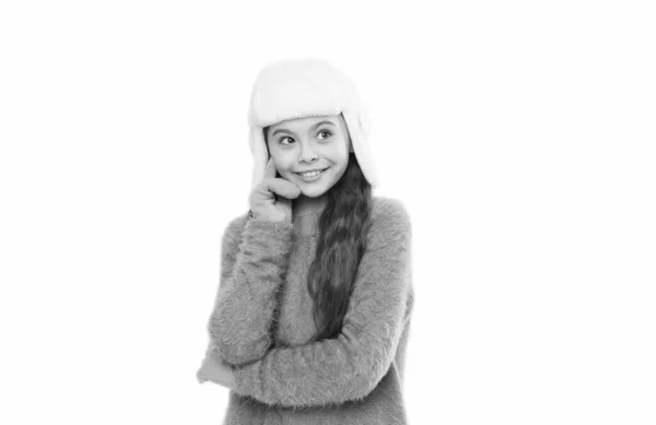 Vacaciones de invierno maravilla. sombrero de piel de niño aislado en blanco. clima frío de invierno. ropa de abrigo y accesorios de moda para niños. feliz actividad infantil. Niña con gorro de oreja. cachemira más lujosa —  Fotos de Stock