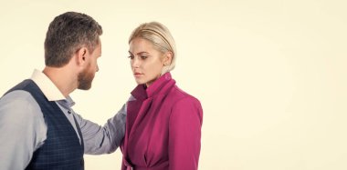 Erkekler, aile ilişkileri sorunlu kadınlara şiddet uyguluyor. Saldırganlık ve savunma yüzünden.