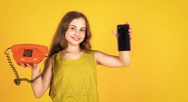 İletişim ve dijital dünya için retro ve modern telefona sahip mutlu çocuk