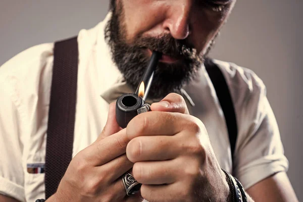 残酷な成熟した男は弓タイでパイプを喫煙悪い習慣 — ストック写真