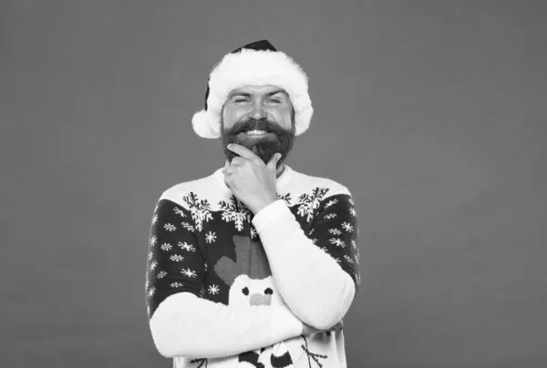 Sé positivo. moda de invierno masculina. hombre barbudo feliz en sombrero de Santa Claus. fiesta de año nuevo divertido. celebrar las vacaciones de invierno. Feliz navidad. Hombre en suéter de punto divertido. tiempo de compras de Navidad —  Fotos de Stock