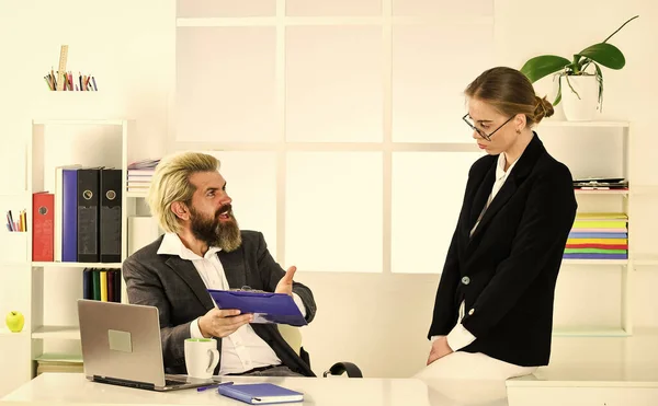 Zakelijk koppel aan het werk. Een paar in functie. Verdeel verplichtingen en organiseer het werkteam. Man en vrouw. Loopbaan opbouwen. Kantoorsecretaris. Hoofddirecteur. Zakenrapport. Succesvolle bedrijfsvoering — Stockfoto